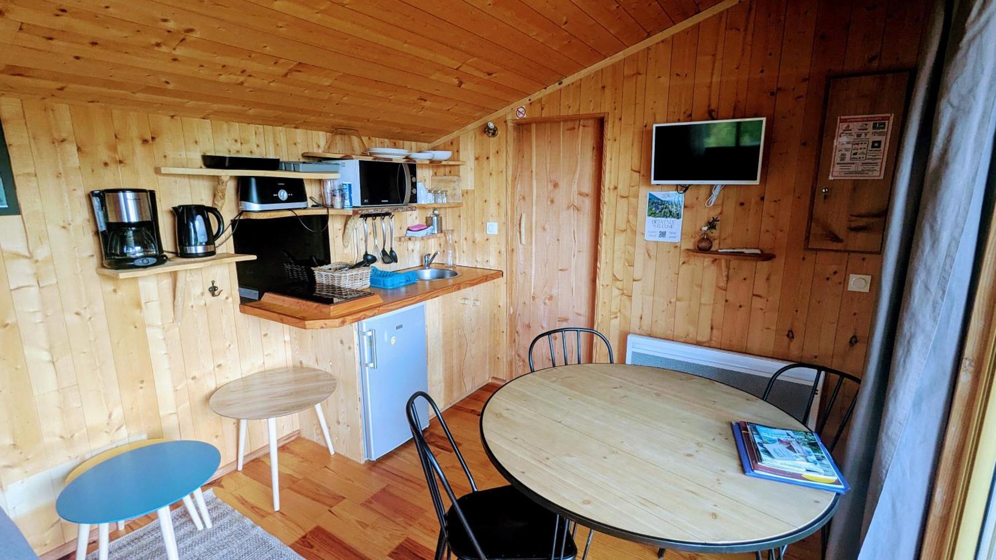 Cabanes Et Lodges Du Belvedere Serrieres-sur-Ain Εξωτερικό φωτογραφία