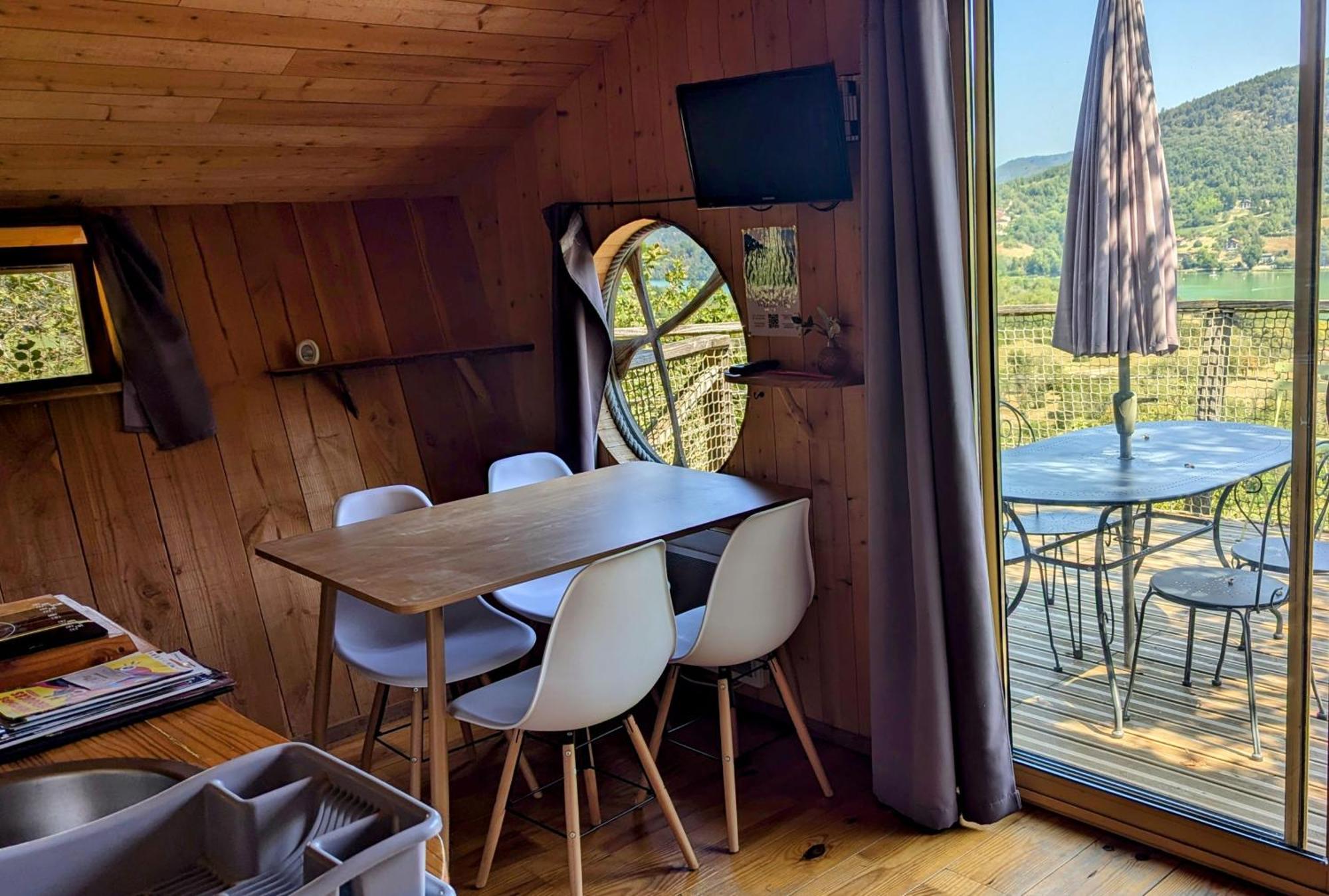 Cabanes Et Lodges Du Belvedere Serrieres-sur-Ain Εξωτερικό φωτογραφία