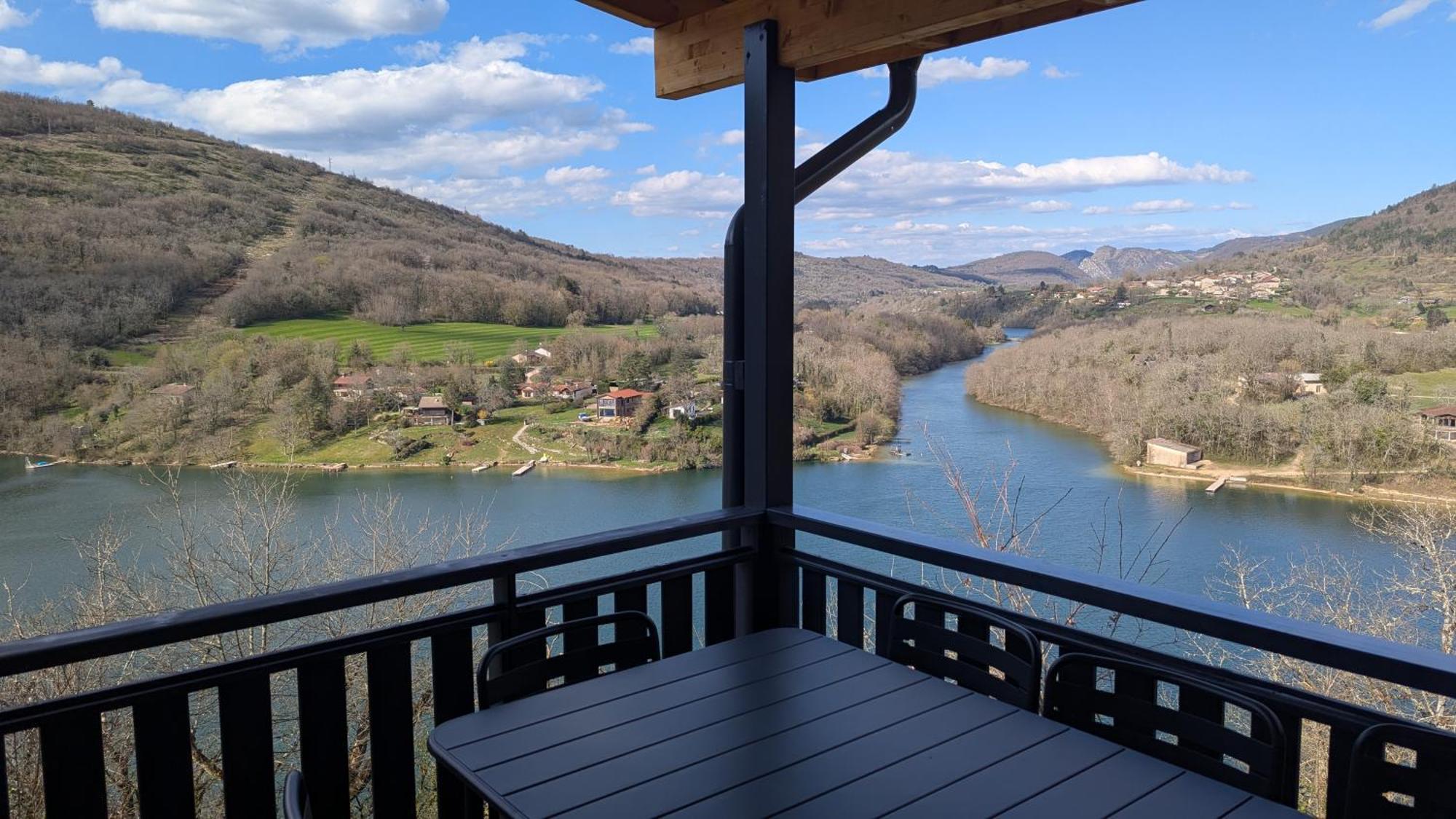 Cabanes Et Lodges Du Belvedere Serrieres-sur-Ain Εξωτερικό φωτογραφία